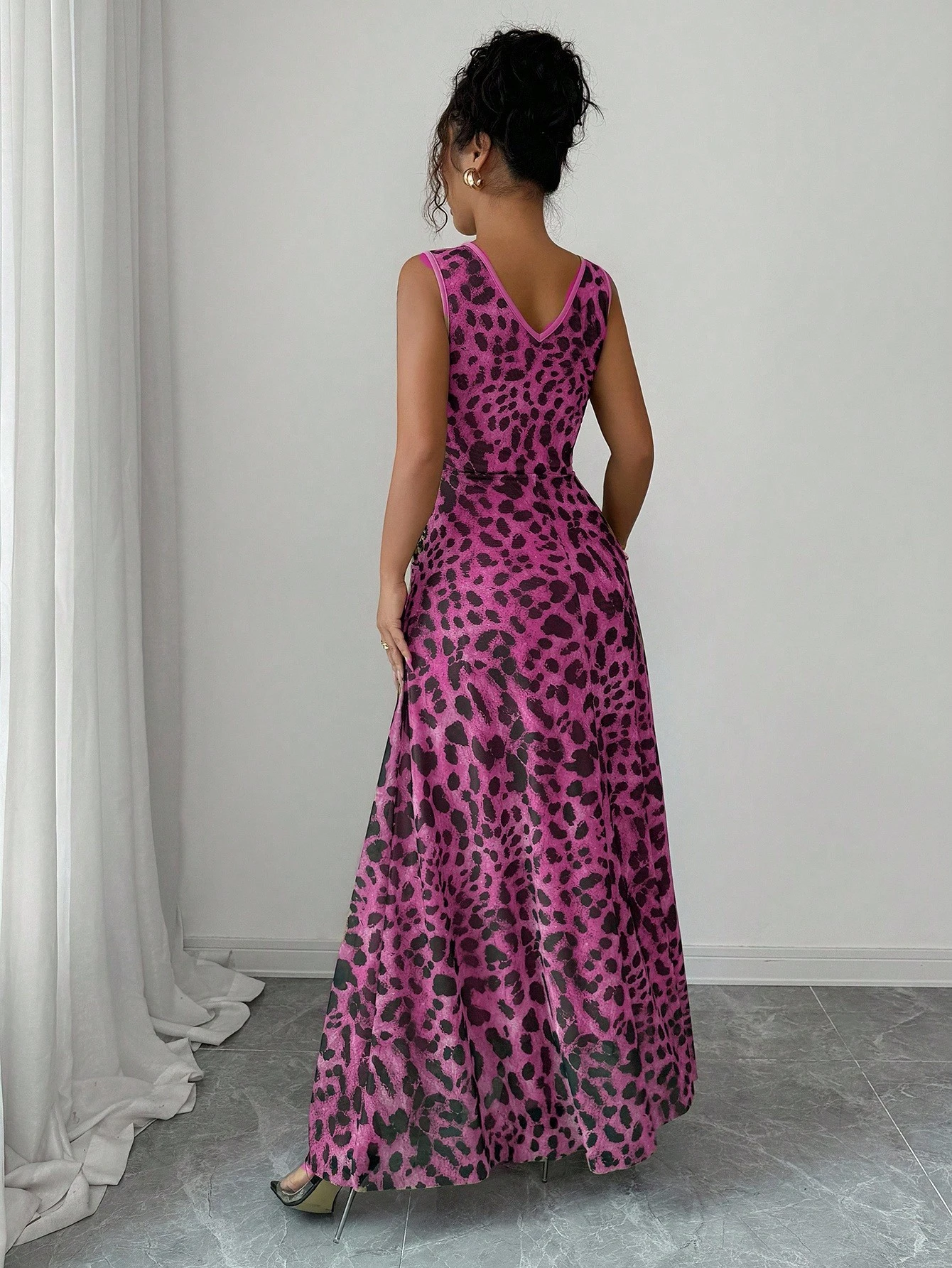 Elegancka i świeża, kwiatowa siateczka w kolorze morelowym, z okrągłym dekoltem i ściągaczem w kształcie litery A, długa sukienka bez rękawów dla kobiet