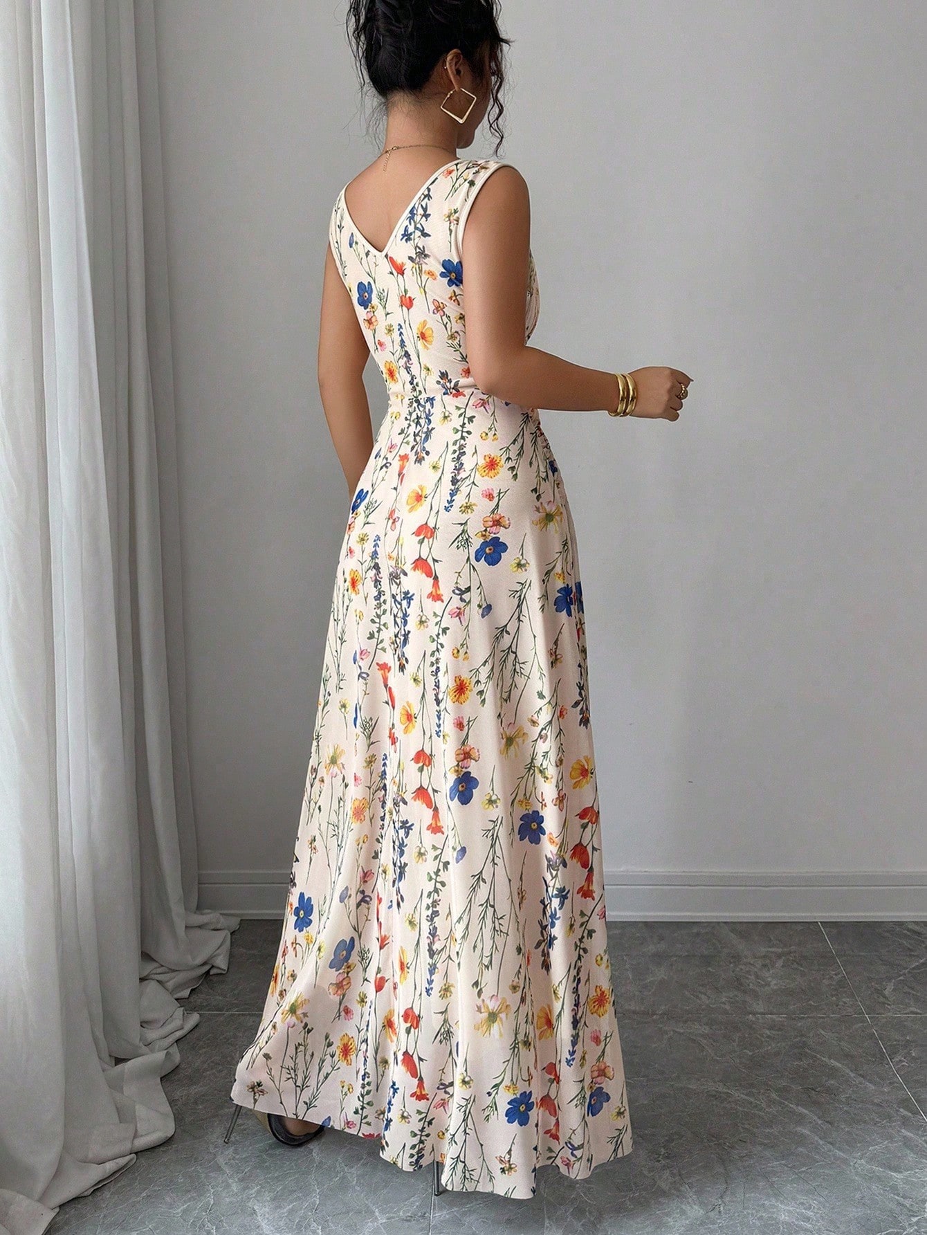 Elegancka i świeża, kwiatowa siateczka w kolorze morelowym, z okrągłym dekoltem i ściągaczem w kształcie litery A, długa sukienka bez rękawów dla kobiet