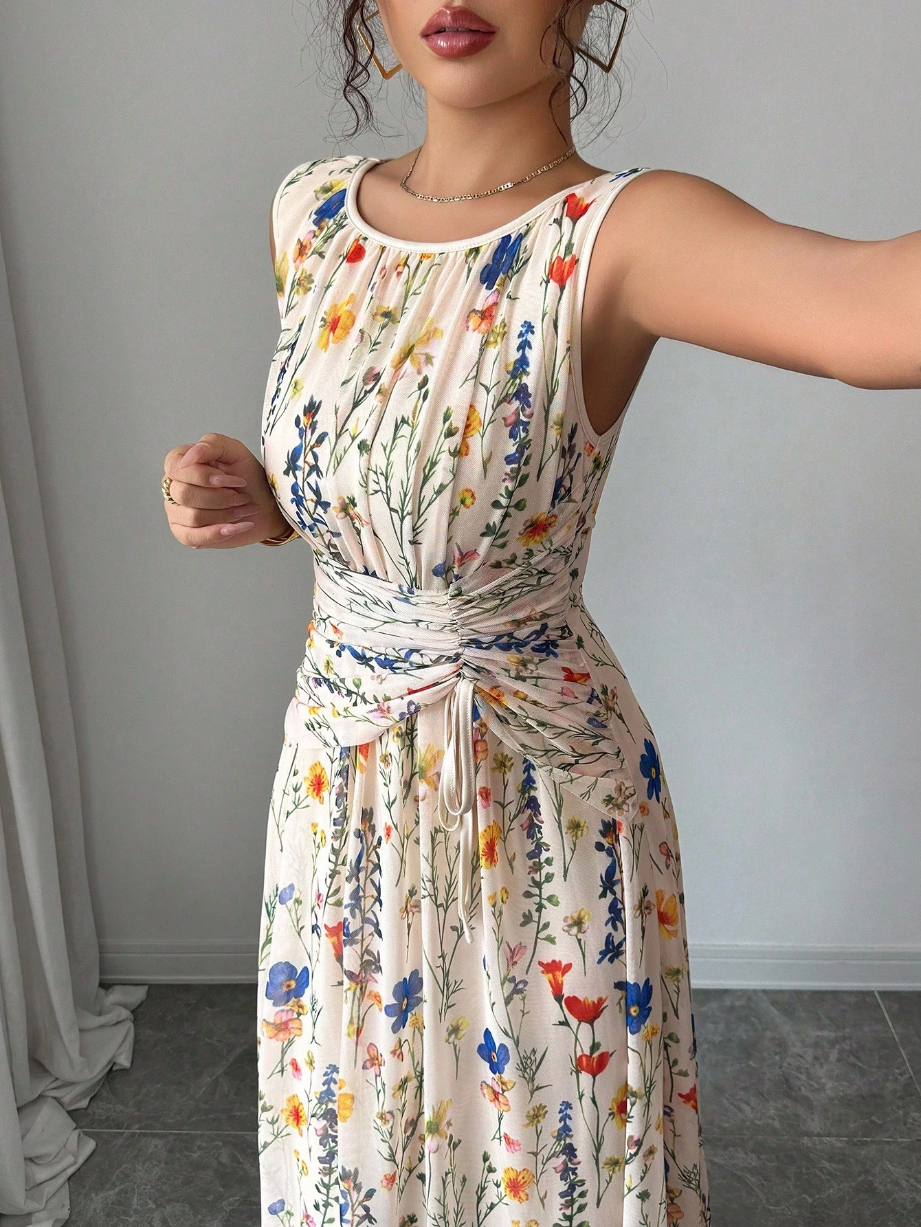 Elegancka i świeża, kwiatowa siateczka w kolorze morelowym, z okrągłym dekoltem i ściągaczem w kształcie litery A, długa sukienka bez rękawów dla kobiet