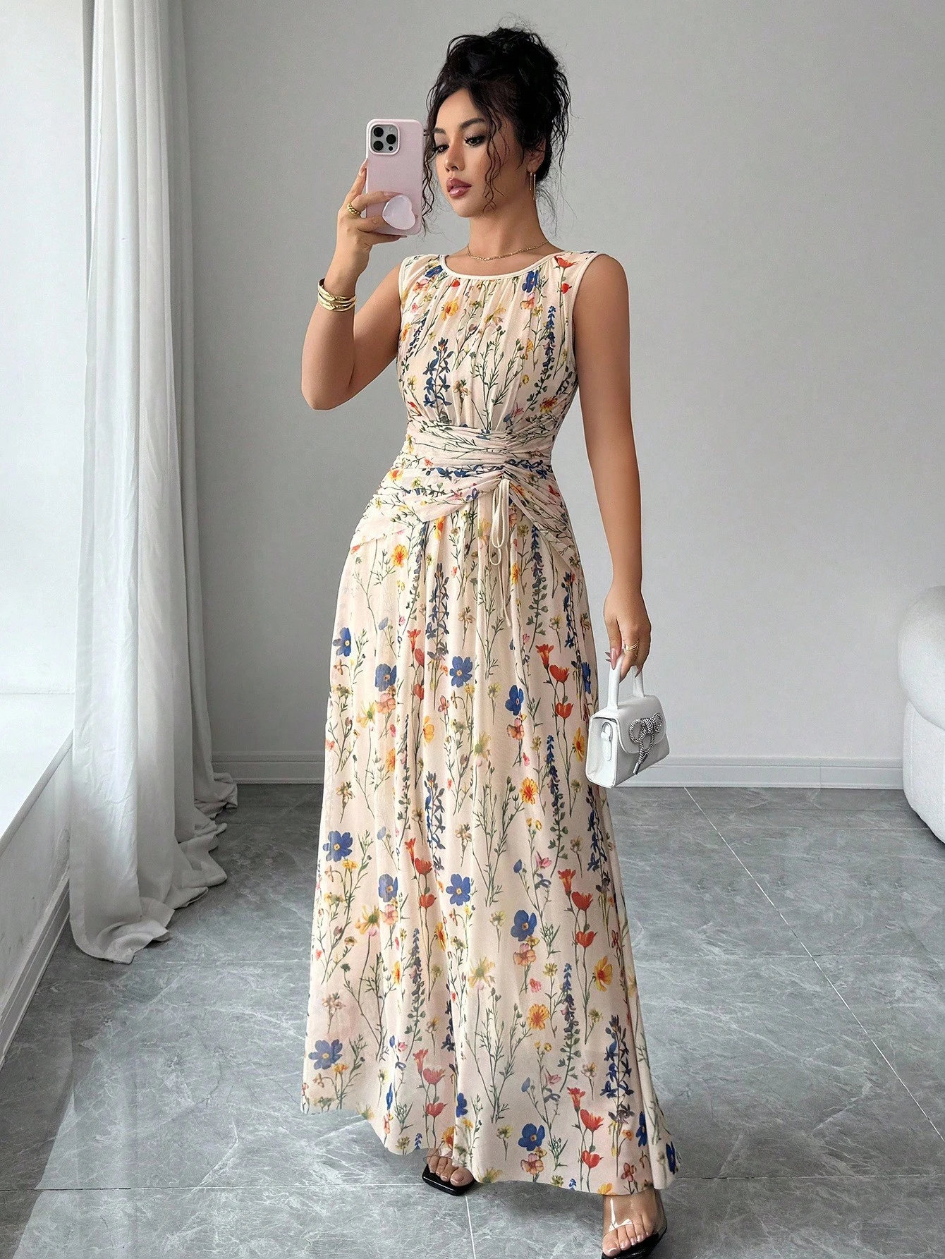 Elegancka i świeża, kwiatowa siateczka w kolorze morelowym, z okrągłym dekoltem i ściągaczem w kształcie litery A, długa sukienka bez rękawów dla kobiet