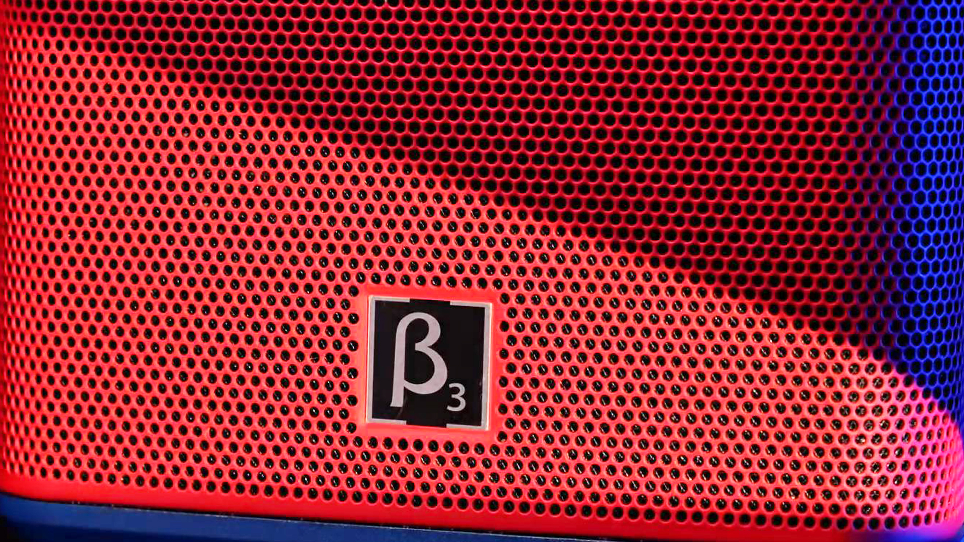 {"default":"Detail view of Betathree MB3 grille and acoustic texture"}

