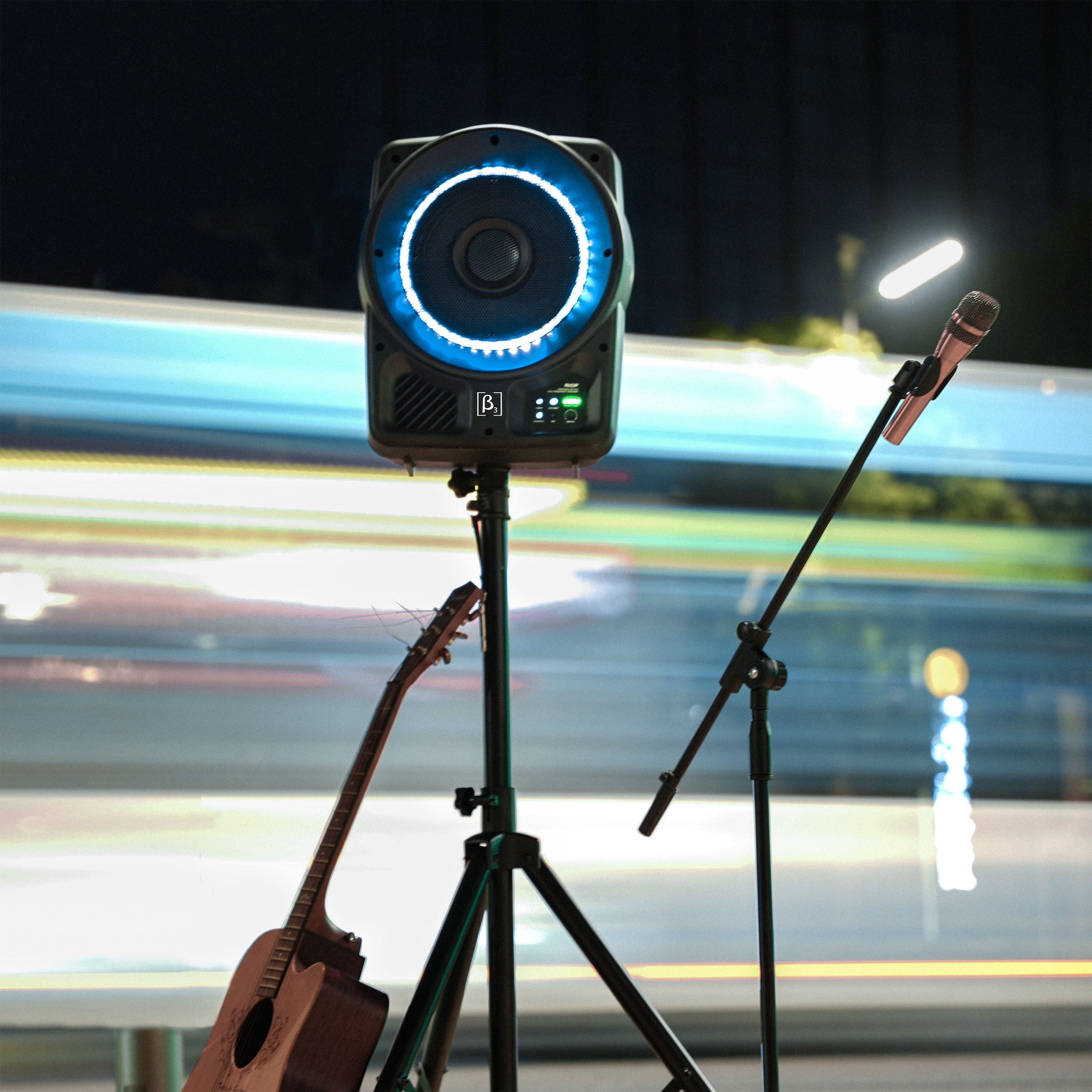 {"default":"Betathree R10P used for street music performance"}
