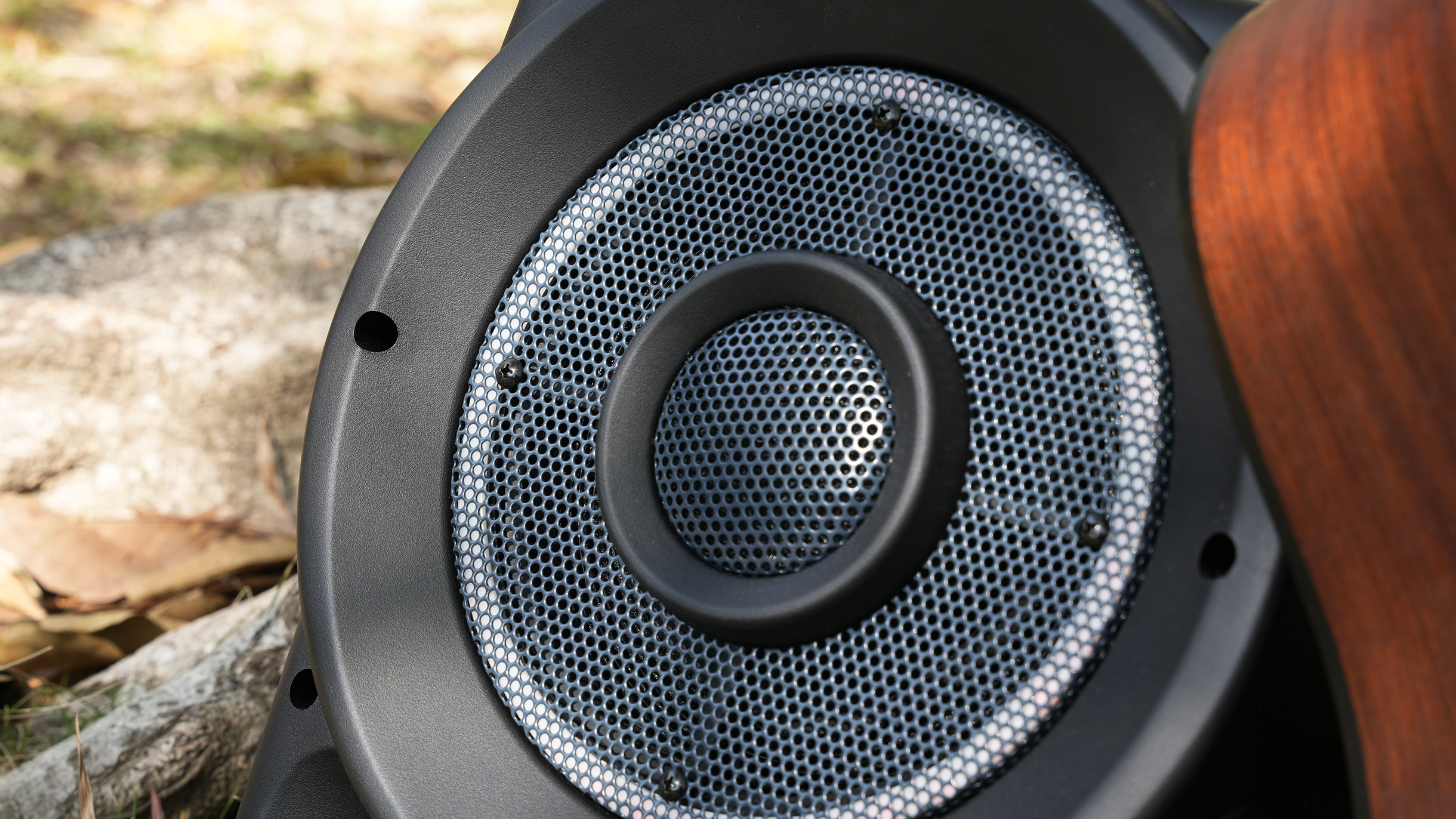 {"default":"Detail view of Betathree R8P grille and acoustic texture"}
