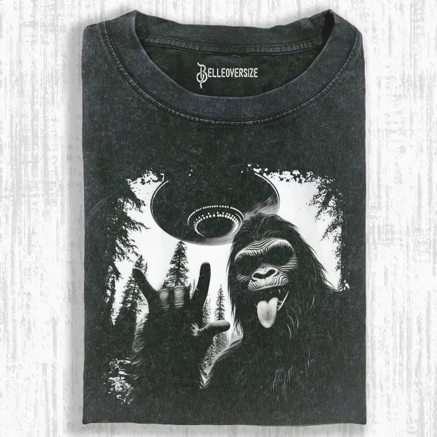 BIGFOOT AND UFO  T-SHIRT