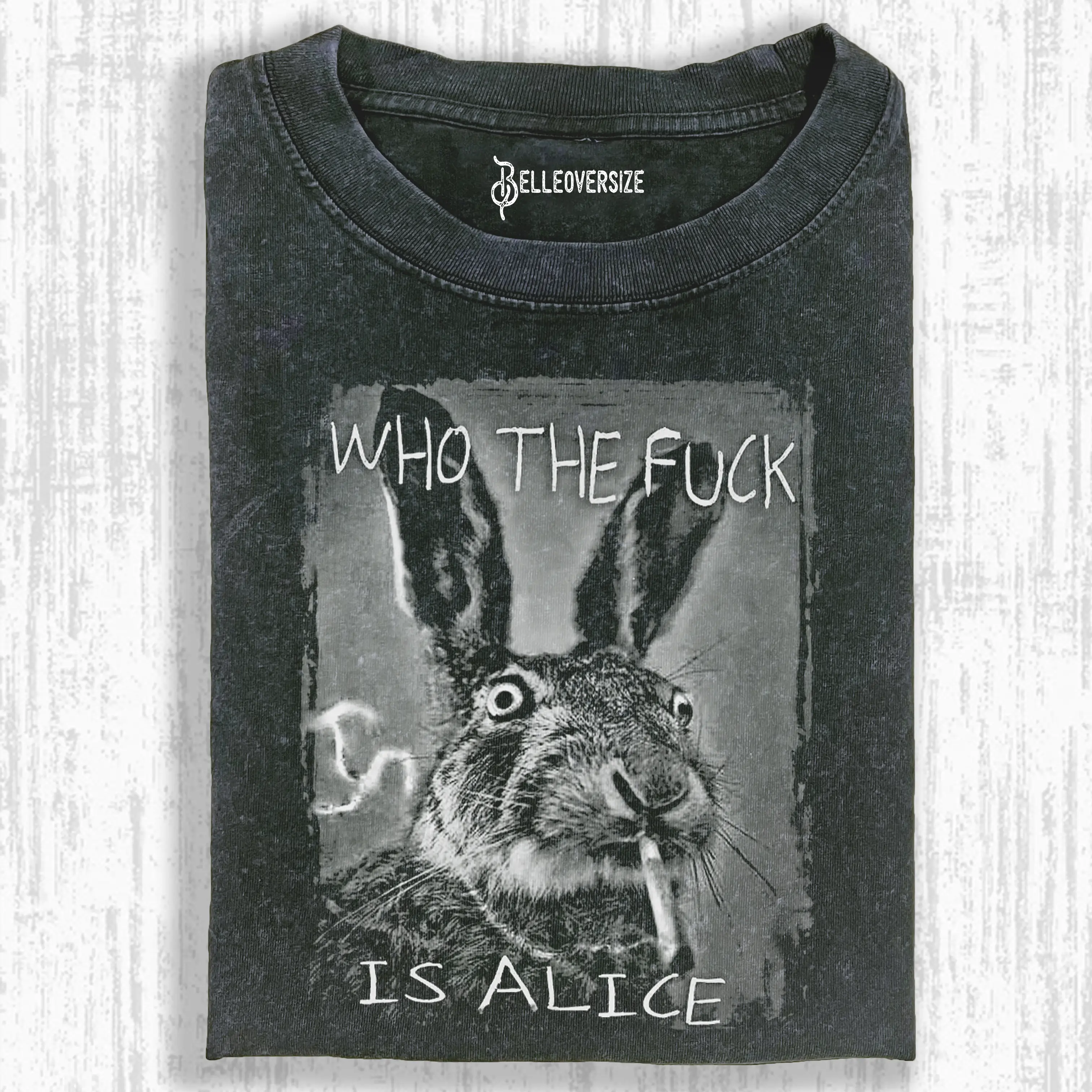 WER ZUM TEUFEL IST ALICE BEKIFFTES KANINCHEN T-SHIRT