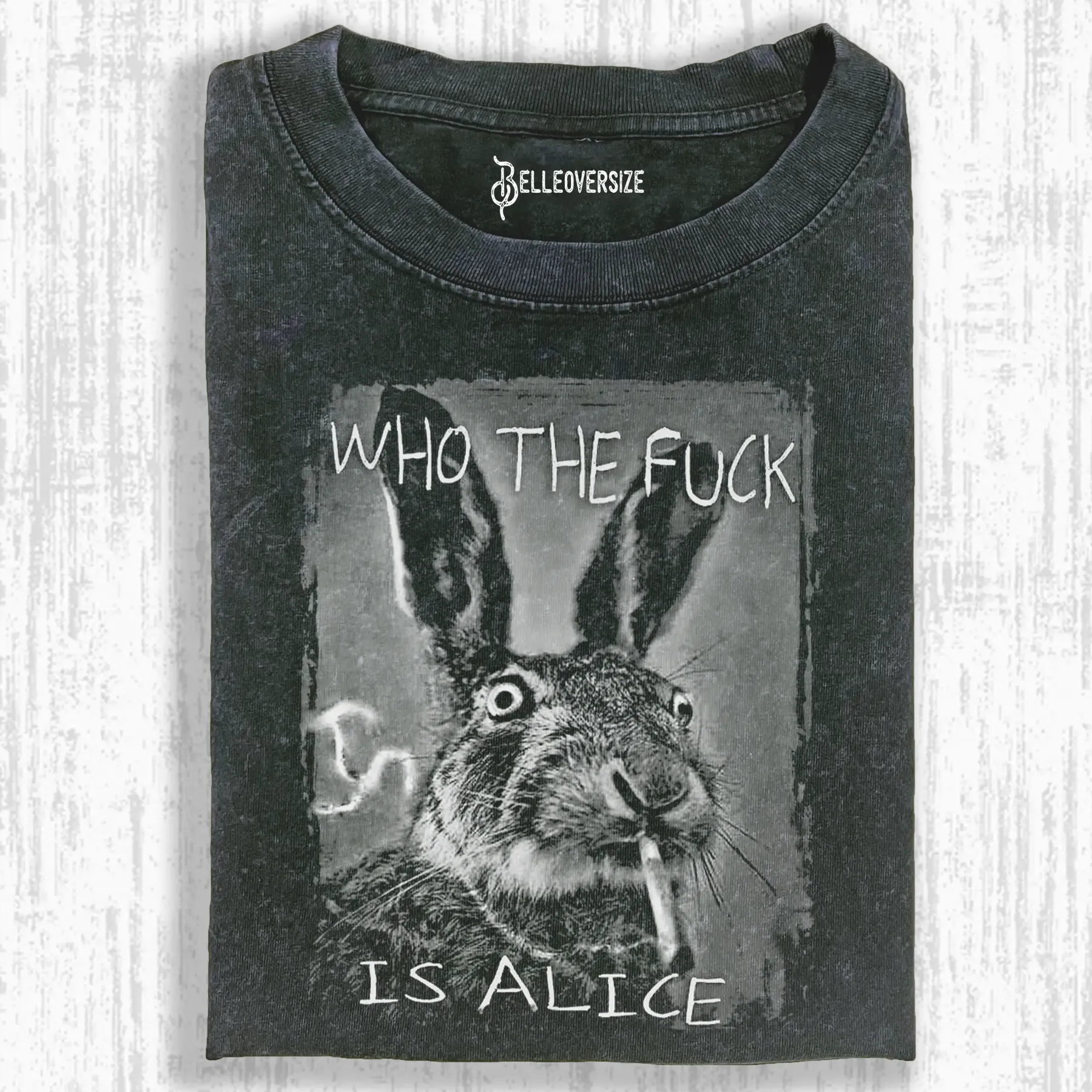 WER ZUM TEUFEL IST ALICE BEKIFFTES KANINCHEN T-SHIRT