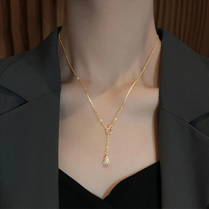 Elegant Gilded Pendant Necklace with Zircon