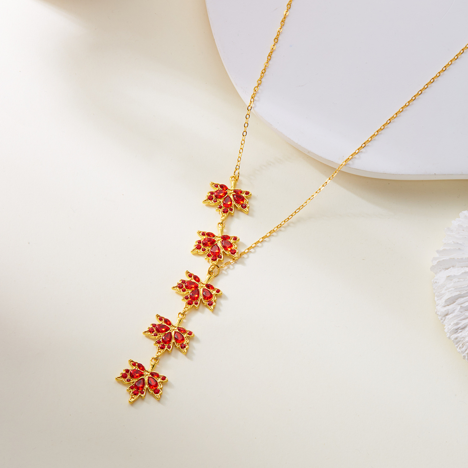 Golden Maple Leaf Necklace – Nature’s Elegance in Every Detail