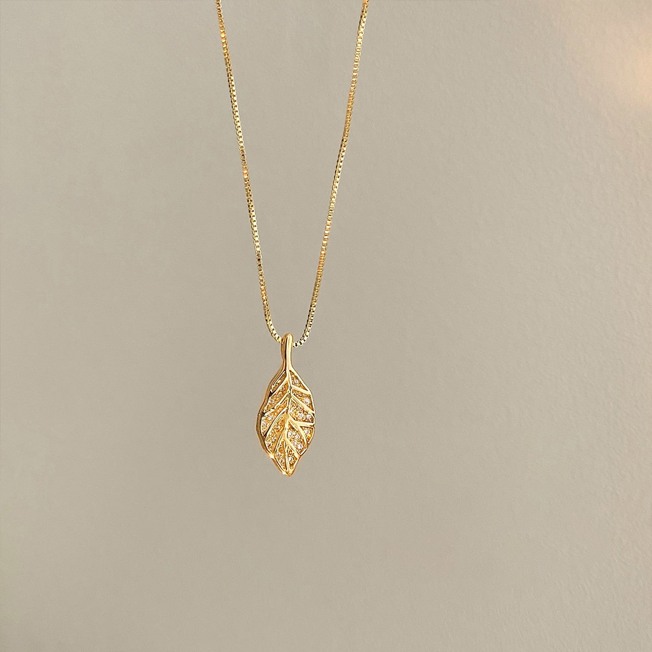 Sparkling Natural Leaf Pendant Necklace