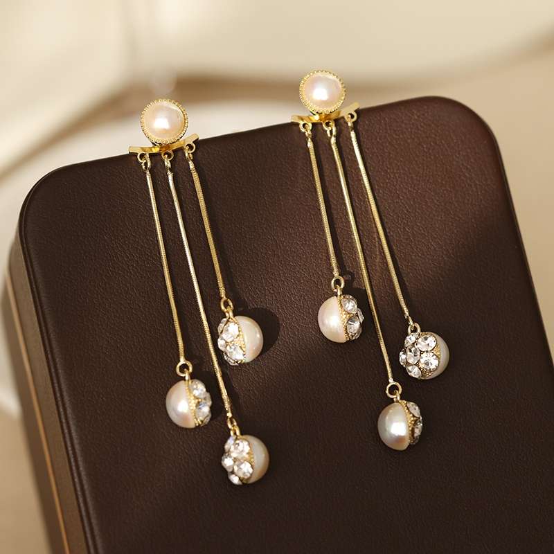 Pearl & Diamond Tassel Earrings – Timeless Glamour for Every Occasion