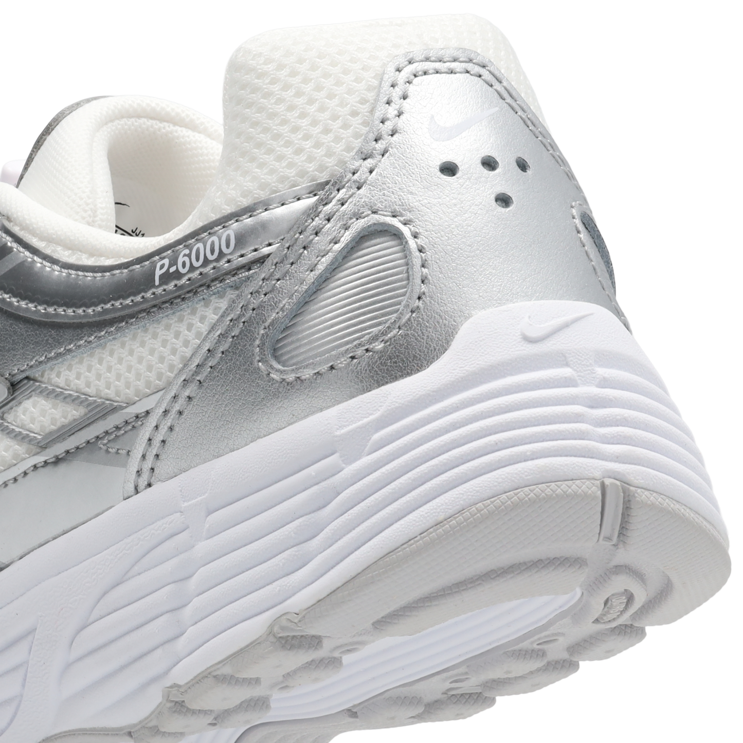 Nike P-6000 - Primaire-College Chaussures – White-Vast Grey-Mtlc Silver