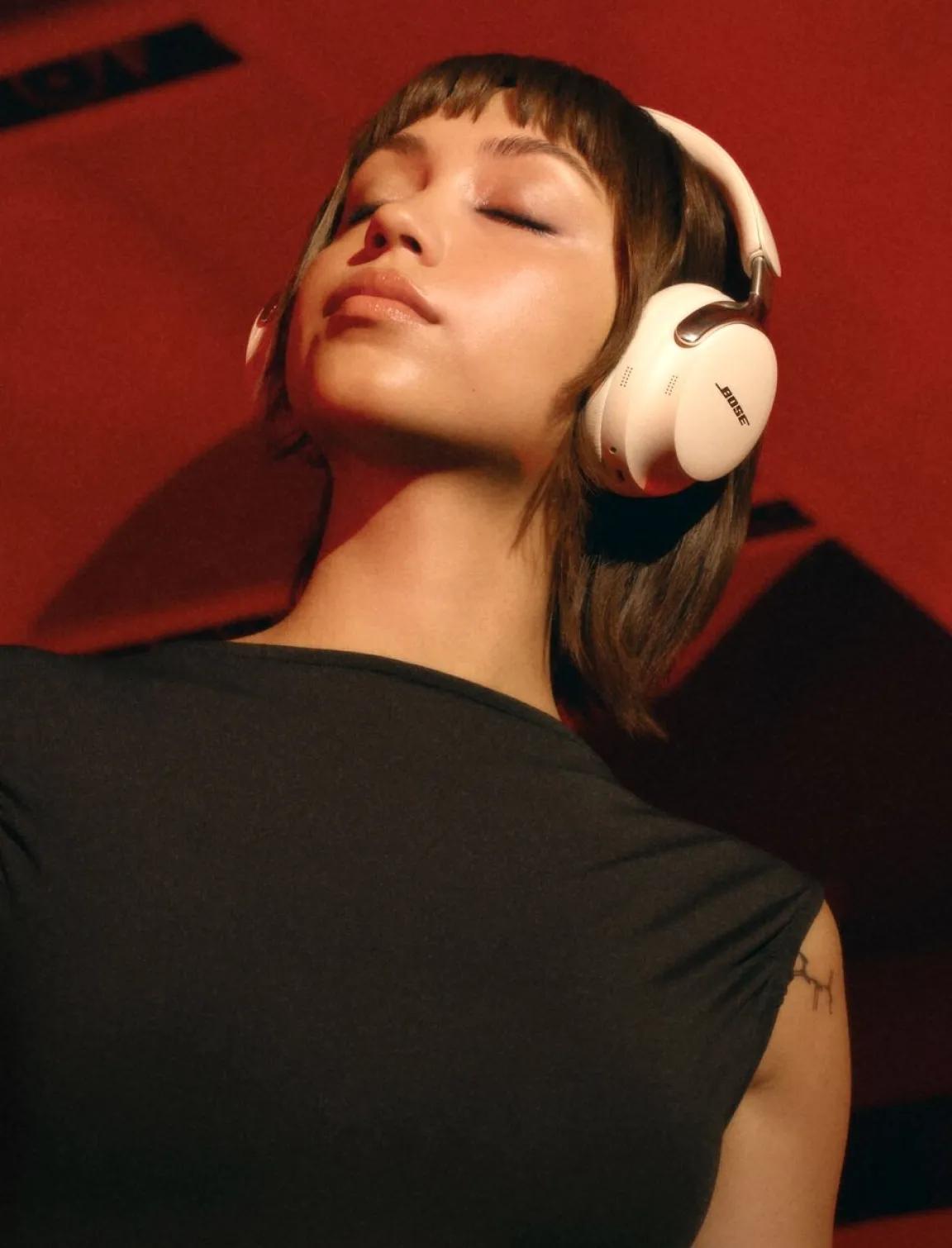 Femme allong&eacute;e portant le casque Bose QuietComfort Ultra (2e&nbsp;g&eacute;n&eacute;ration).