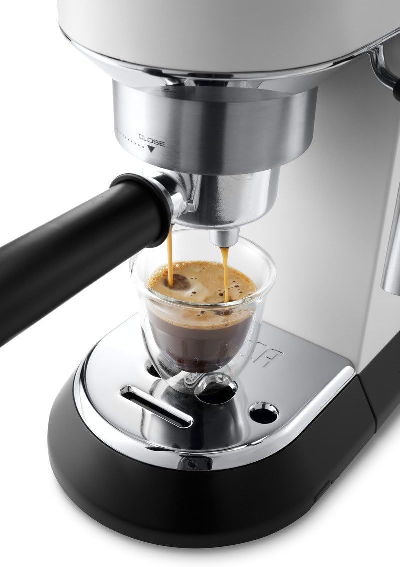 De'Longhi Dedica Style EC685.M, Machine à Expresso avec Buse à Mousse de Lait Professionnelle, Seulement 15 cm de Large, Réservoir de 1 L, Boîtier en Métal, Compatible avec les Dosettes E.S.E, Métal