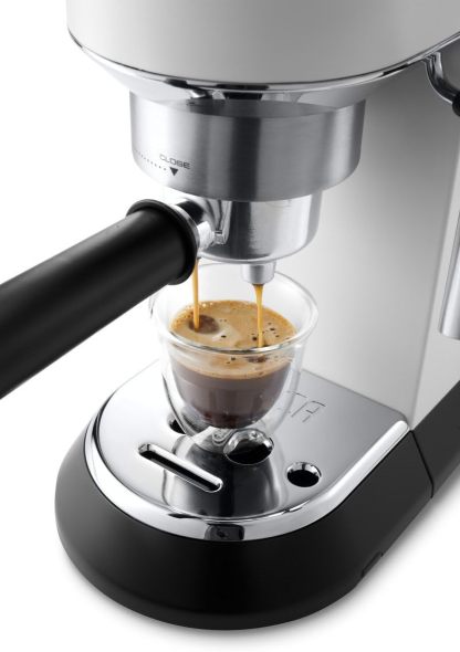 De'Longhi Dedica Style EC685.M, Machine à Expresso avec Buse à Mousse de Lait Professionnelle, Seulement 15 cm de Large, Réservoir de 1 L, Boîtier en Métal, Compatible avec les Dosettes E.S.E, Métal