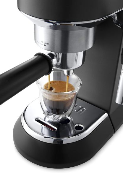 De'Longhi Dedica Style EC685.M, Machine à Expresso avec Buse à Mousse de Lait Professionnelle, Seulement 15 cm de Large, Réservoir de 1 L, Boîtier en Métal, Compatible avec les Dosettes E.S.E, Métal