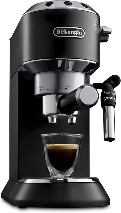 De'Longhi Dedica Style EC685.M, Machine à Expresso avec Buse à Mousse de Lait Professionnelle, Seulement 15 cm de Large, Réservoir de 1 L, Boîtier en Métal, Compatible avec les Dosettes E.S.E, Métal