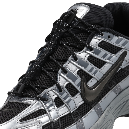 Nike P-6000 - Primaire-College Chaussures – Black-Smoke Grey-Mtlc Cool Gre