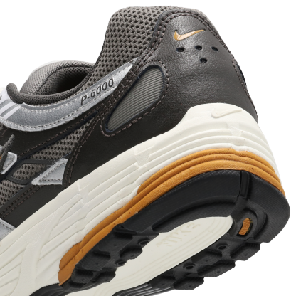Nike P-6000 - Homme Chaussures – Med Ash-Desert Ochre-Flat Pewt