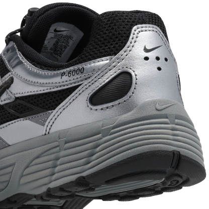 Nike P-6000 - Primaire-College Chaussures – Black-Smoke Grey-Mtlc Cool Gre