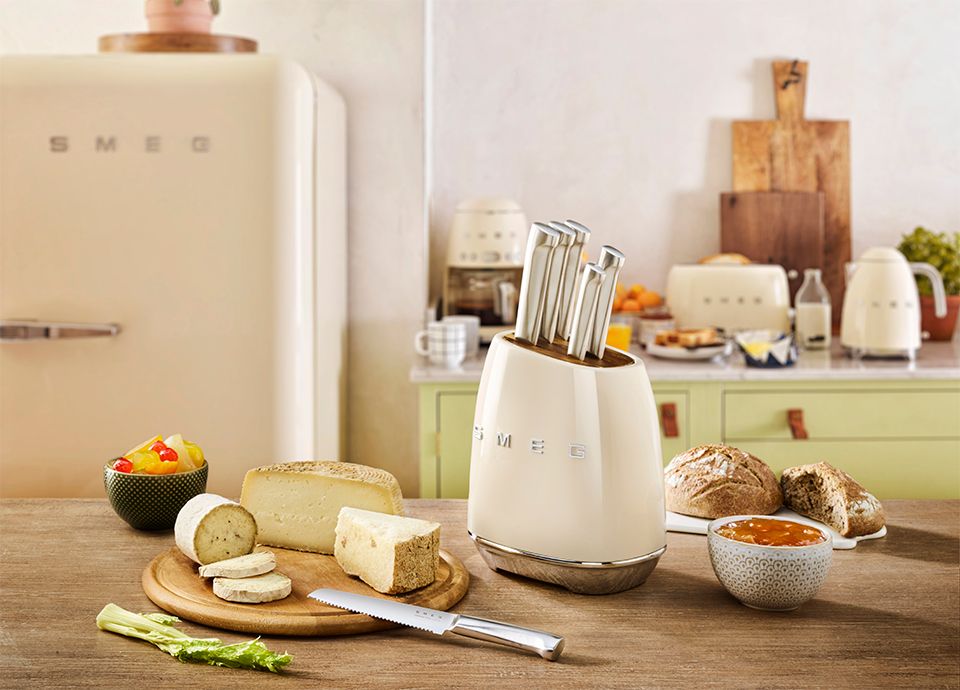 Bloc &agrave; couteaux Smeg en bois d'acacia et base antid&eacute;rapante