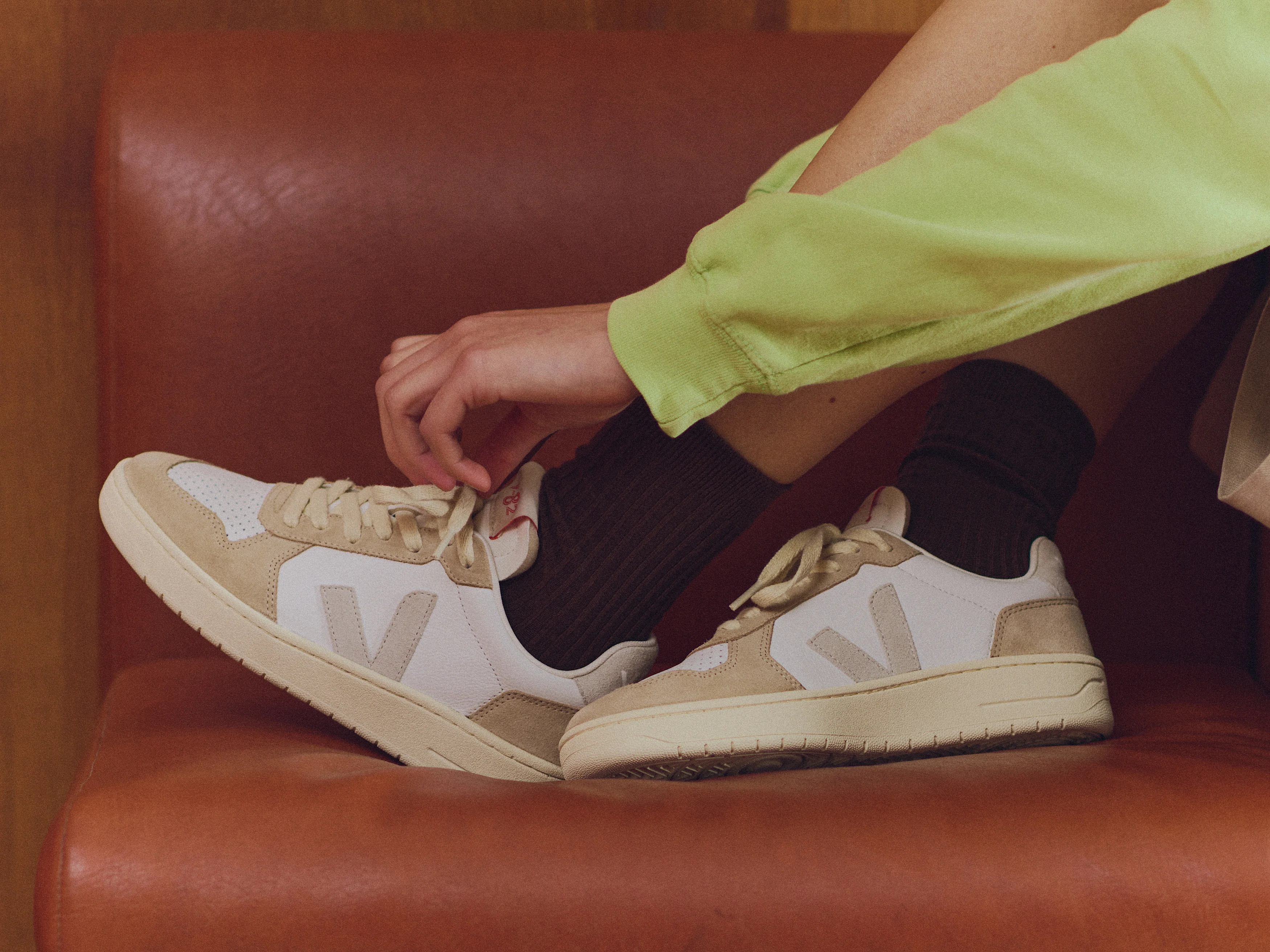 V-82 LEATHER WHITE NATURAL ALMOND