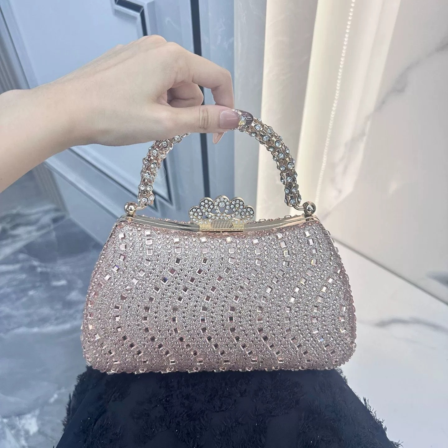 Sparkling Crystal Evening Handbag with Rhinestone Handle and Crown Clasp