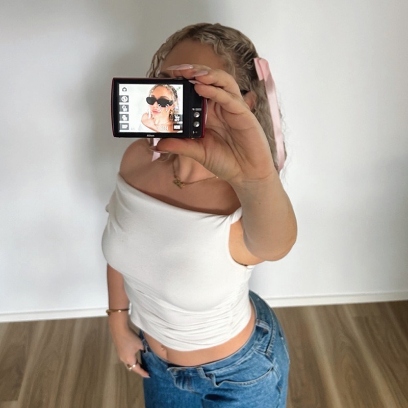 Sleeveless T-shirt