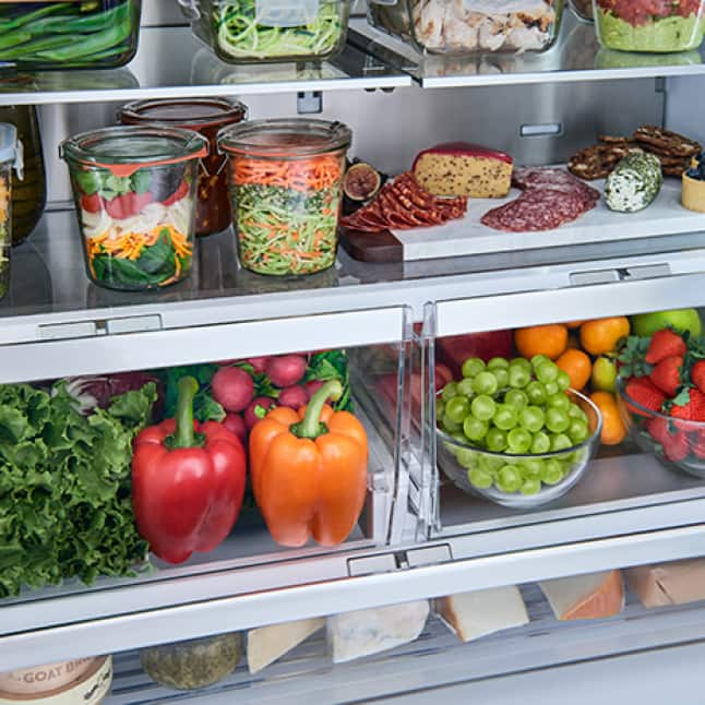 Frigorífico Bosch completo con frutas y verduras