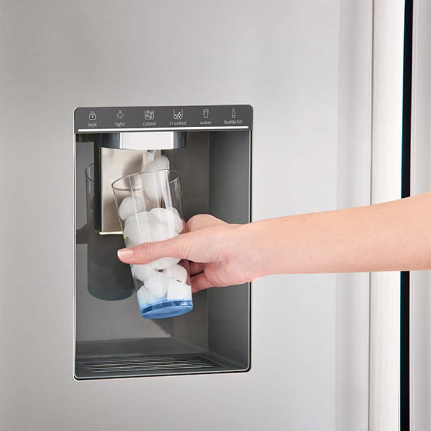 Refrigerador Bosch serie 500 Función BottleFill en uso