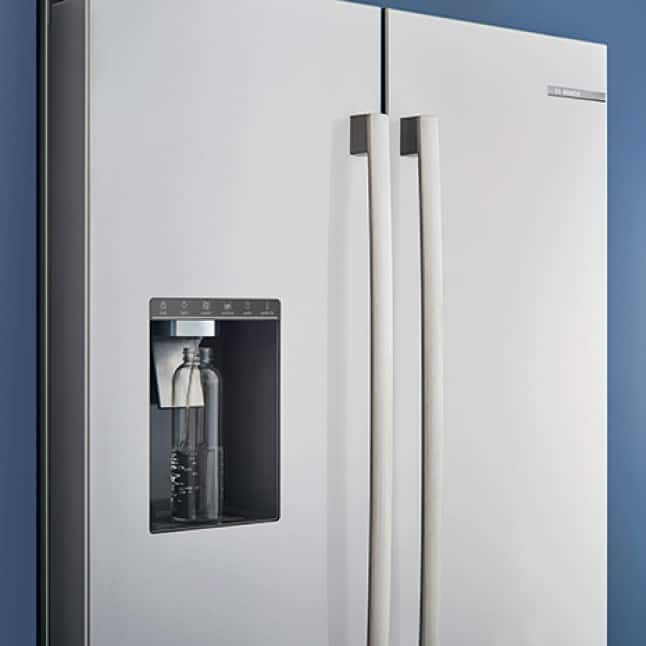 Refrigerador Bosch en ángulo con botella sobre dispensador de agua y hielo