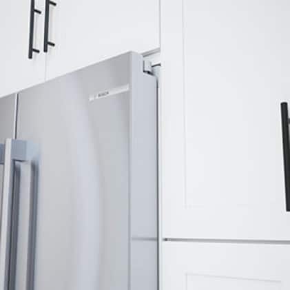 Refrigerador de acero inoxidable negro con profundidad de mostrador real para una apariencia empotrada