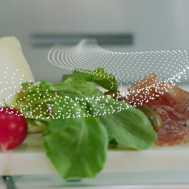 Ejemplo de cómo el filtro AirFresh del frigorífico Bosch mantiene la comida fresca durante más tiempo