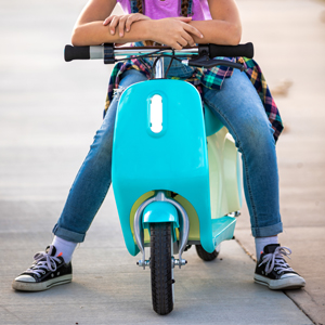 Razor: Ni&ntilde;a Sentada en Pocket Mod Petite Scooter; Moto El&eacute;ctrica; Ni&ntilde;as; Ruedas Neum&aacute;ticas