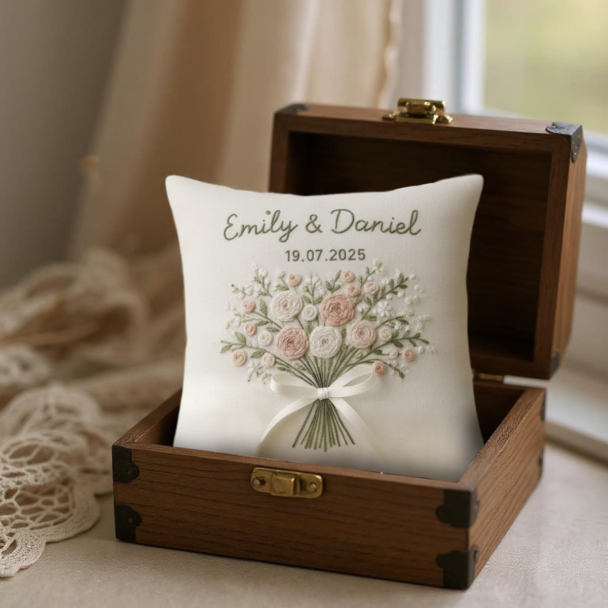 Rubbyoo Personalisiertes Ringkissen-Stickset – Zartrosa-weißes Blumenstraußband | Exquisites handgefertigtes Unikat | Geschenkidee zum Jahrestag - image 2
