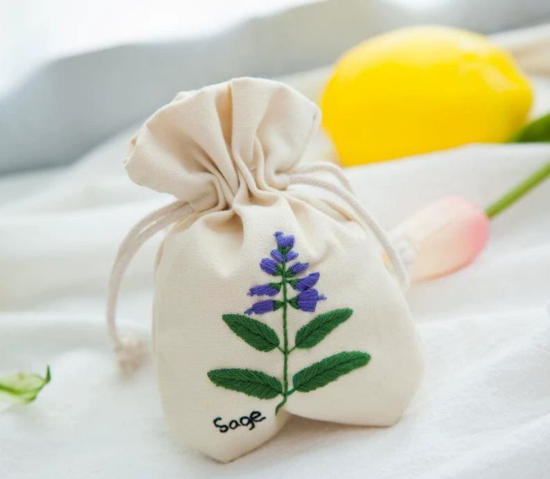 Handgefertigtes Beutel-Set mit Kordelzug | Botanische Handarbeit | Schmuckaufbewahrungsbeutel | Geschenkidee für Sie - Salbei - image 3