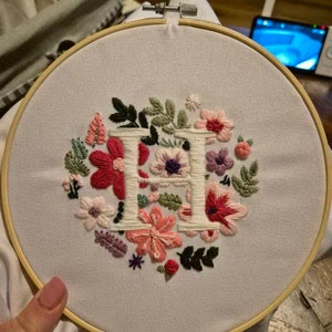 Blumenalphabet-Stickmuster | DIY-Bastelidee | Perfektes Geschenk für Stickbegeisterte - image 2