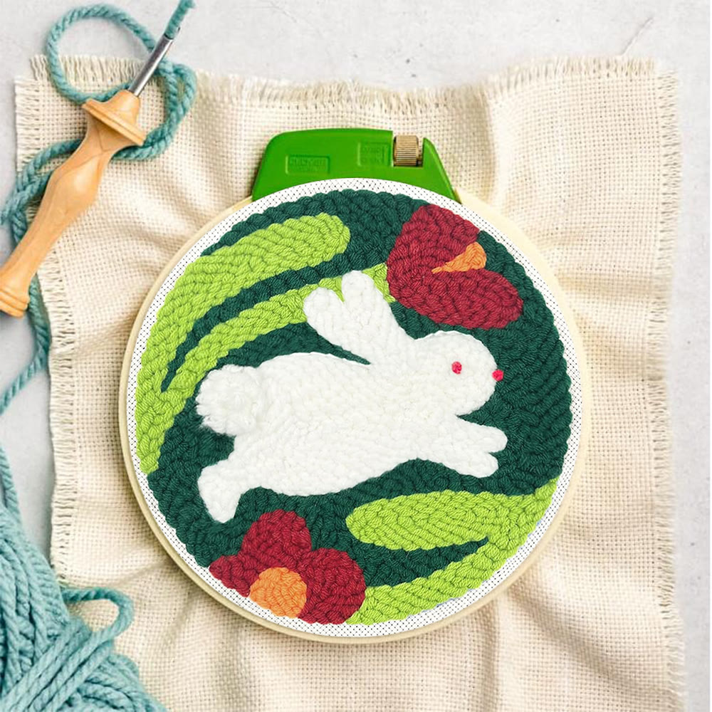 Springender Hase mit roten Blüten – Punch Needle Set – Lebhaftes DIY | Verspielter Akzent - image 3