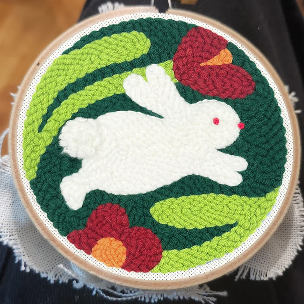 Springender Hase mit roten Blüten – Punch Needle Set – Lebhaftes DIY | Verspielter Akzent - image 2