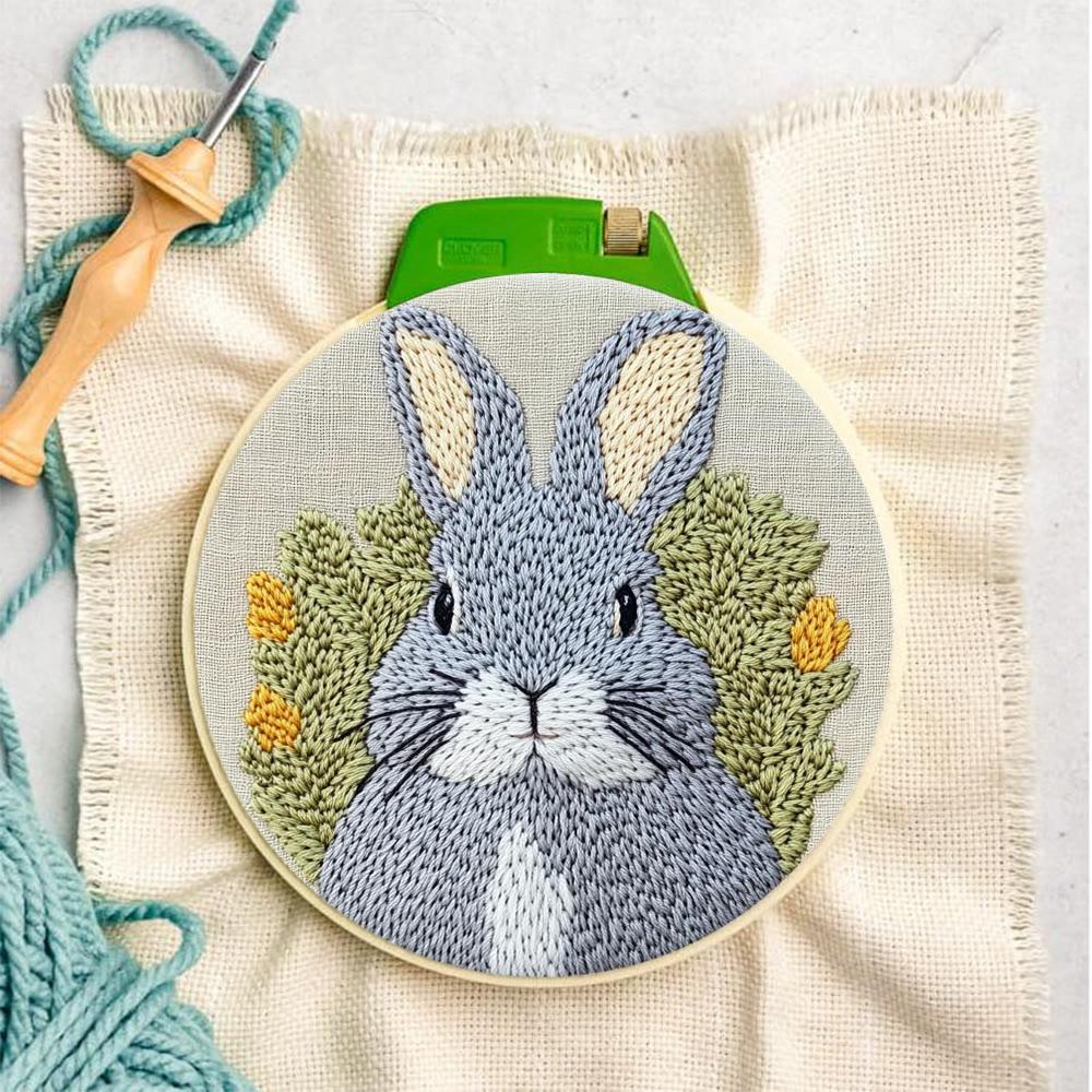 Punch-Needle-Set mit Porträt eines grauen Hasen – Bastelset für alle, die gerne basteln | Herzerwärmende Geschenkidee - image 3