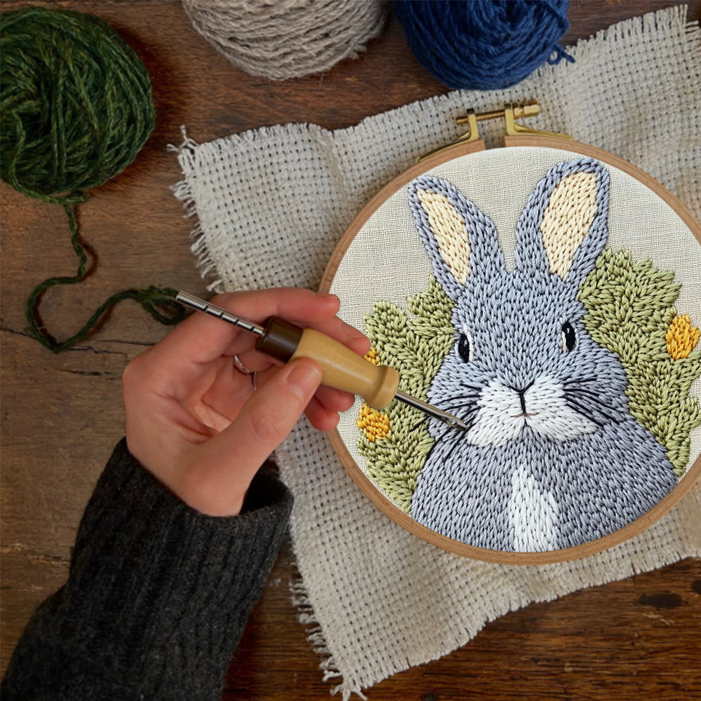 Punch-Needle-Set mit Porträt eines grauen Hasen – Bastelset für alle, die gerne basteln | Herzerwärmende Geschenkidee - image 2