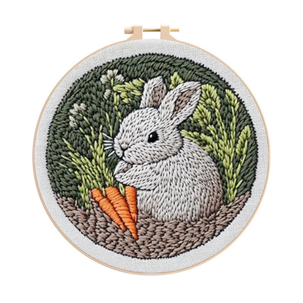 Karottenkuschelnder grauer Hase Punch Needle Set - Lohnendes DIY | Saisonales Erinnerungsstück - 8-Zoll-Reifenset - image 1
