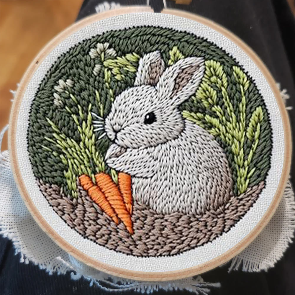 Karottenkuschelnder grauer Hase Punch Needle Set - Lohnendes DIY | Saisonales Erinnerungsstück - image 2