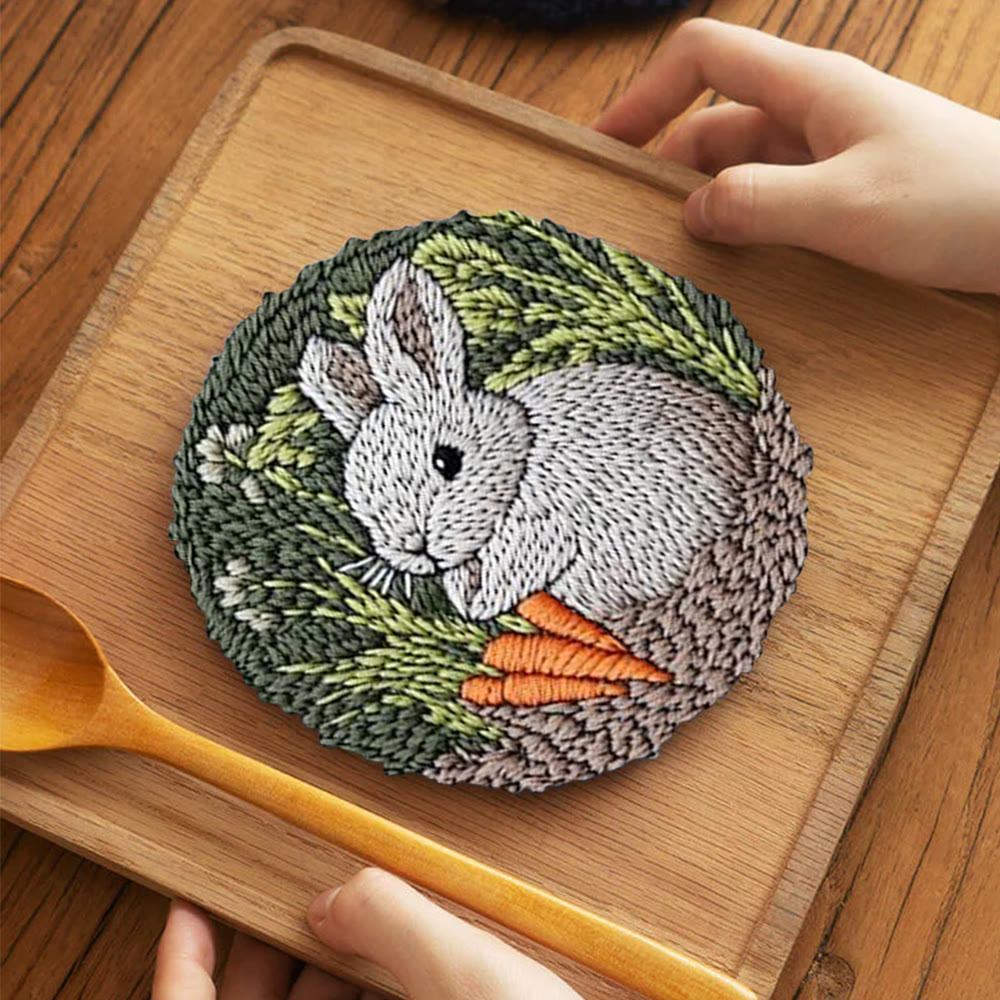 Karottenkuschelnder grauer Hase Punch Needle Set - Lohnendes DIY | Saisonales Erinnerungsstück - 5-Zoll-Untersetzer-Set - image 4
