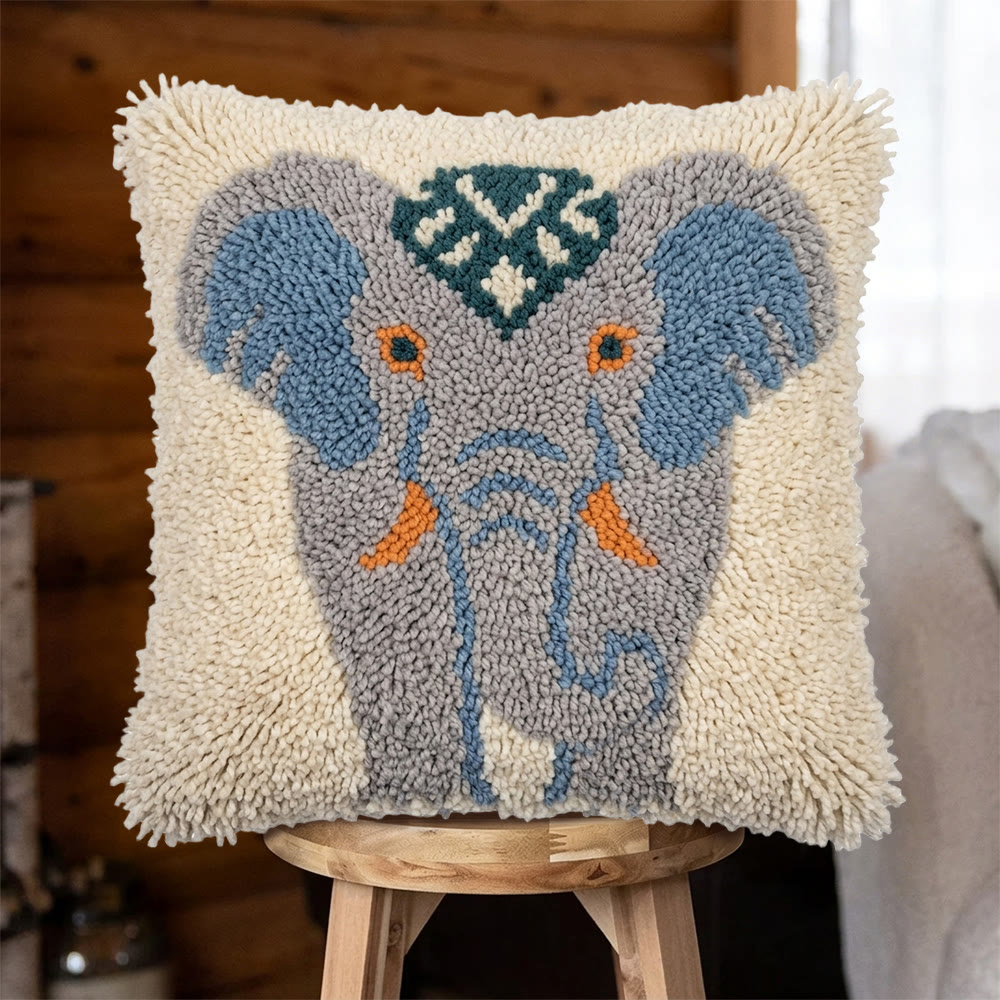 Rubbyoo Knüpfkissen-Set – Blauer Elefant | Tierkissenbezug | Schöne Zimmerdekoration - 43 x 43 cm - image 1
