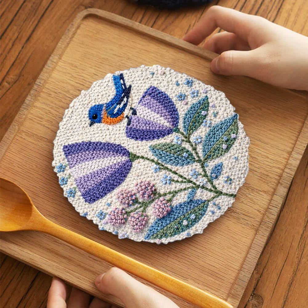 Lila Blume mit kleinem Vogel – Punch-Needle-Set – Gemütliche Wohndekoration | Einfach selbstgemachte Kunst - 5-Zoll-Untersetzer-Set - image 2