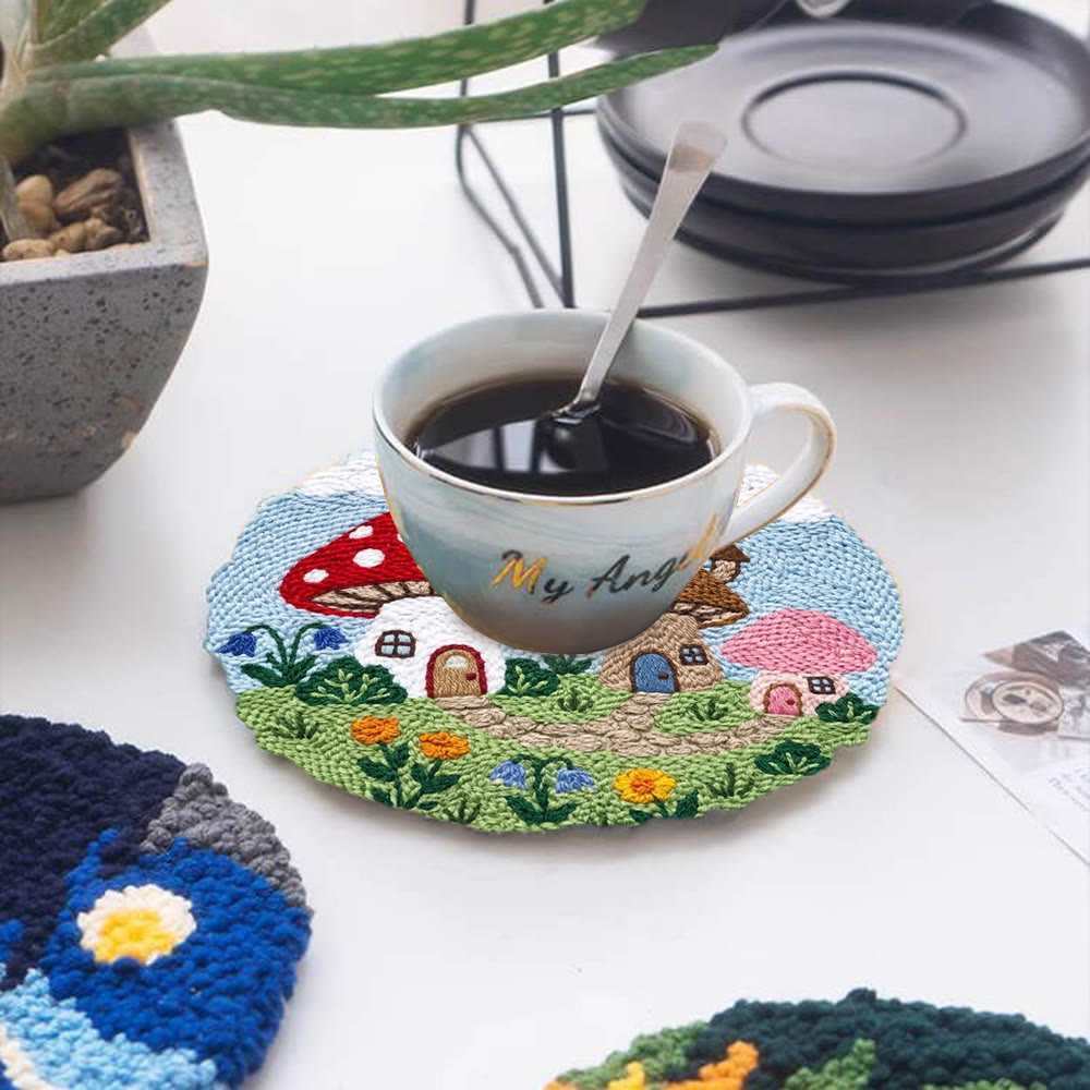 Punch-Needle-Set „Pilzhaus-Paradies“ – Märchenhaftes Muster | Perfektes Nähset als Geschenk für Sie - 5-Zoll-Untersetzer-Set - image 12