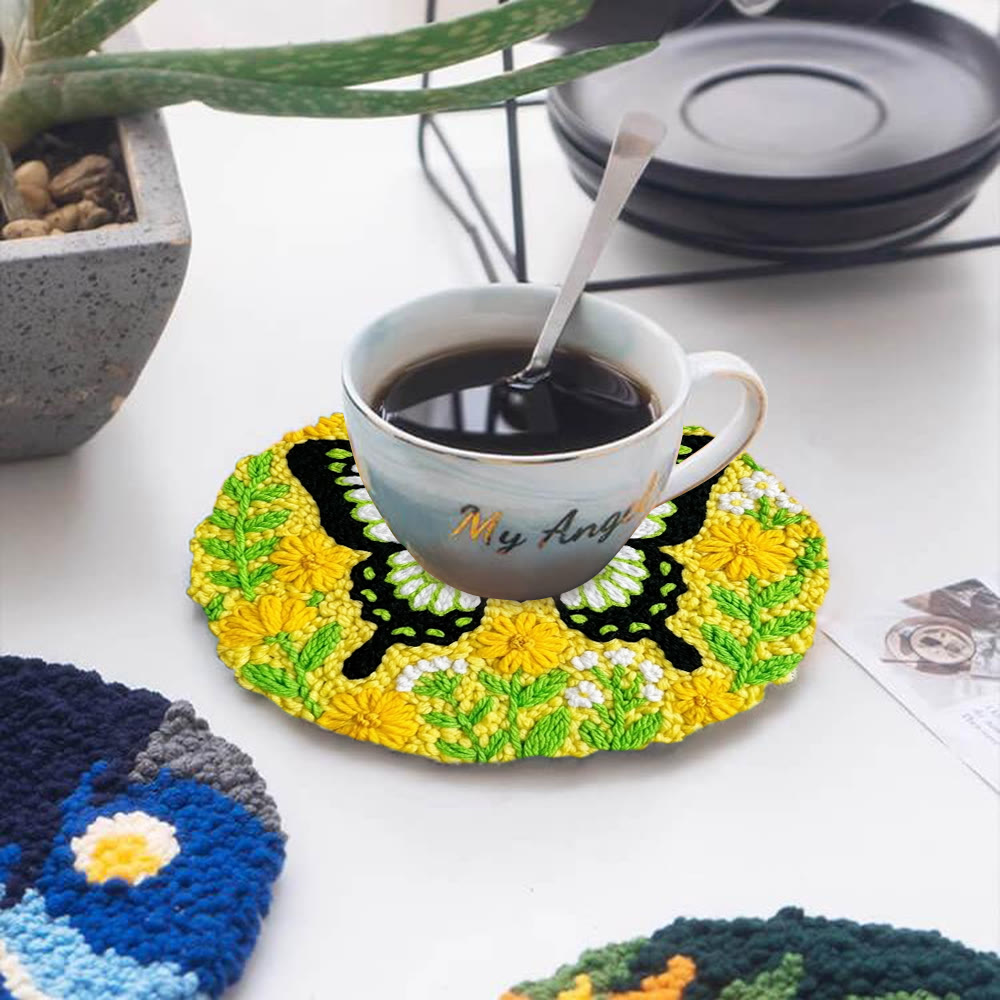 Lebendiges Frühlings-Punch-Needle-Set – Ästhetisches Schmetterlings- und Gänseblümchenmotiv | Nützliches, handgemachtes Einzugsgeschenk - 5-Zoll-Untersetzer-Set - image 12