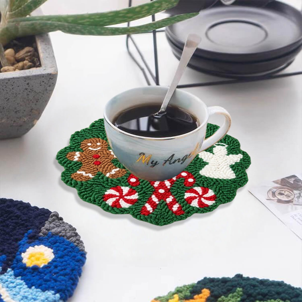 Weihnachtskranz-Stickset – Niedliche Weihnachtskunst aus Stoff | Einzigartige Weihnachtsdekoration fürs Zimmer - 5-Zoll-Untersetzer-Set - image 10