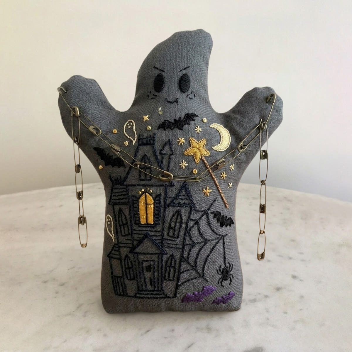 Rubbyoo Geister-Stickset – Geheimnisvolles Spinnennetzschloss | Handgefertigter gotischer Ornament | Gruseliges Halloween-Herrenhaus-Bastelset - 6-Zoll-Reifen-Set - image 1