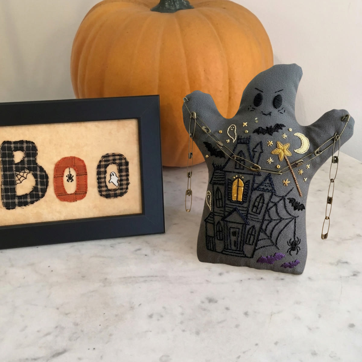 Rubbyoo Geister-Stickset – Geheimnisvolles Spinnennetzschloss | Handgefertigter gotischer Ornament | Gruseliges Halloween-Herrenhaus-Bastelset - image 2